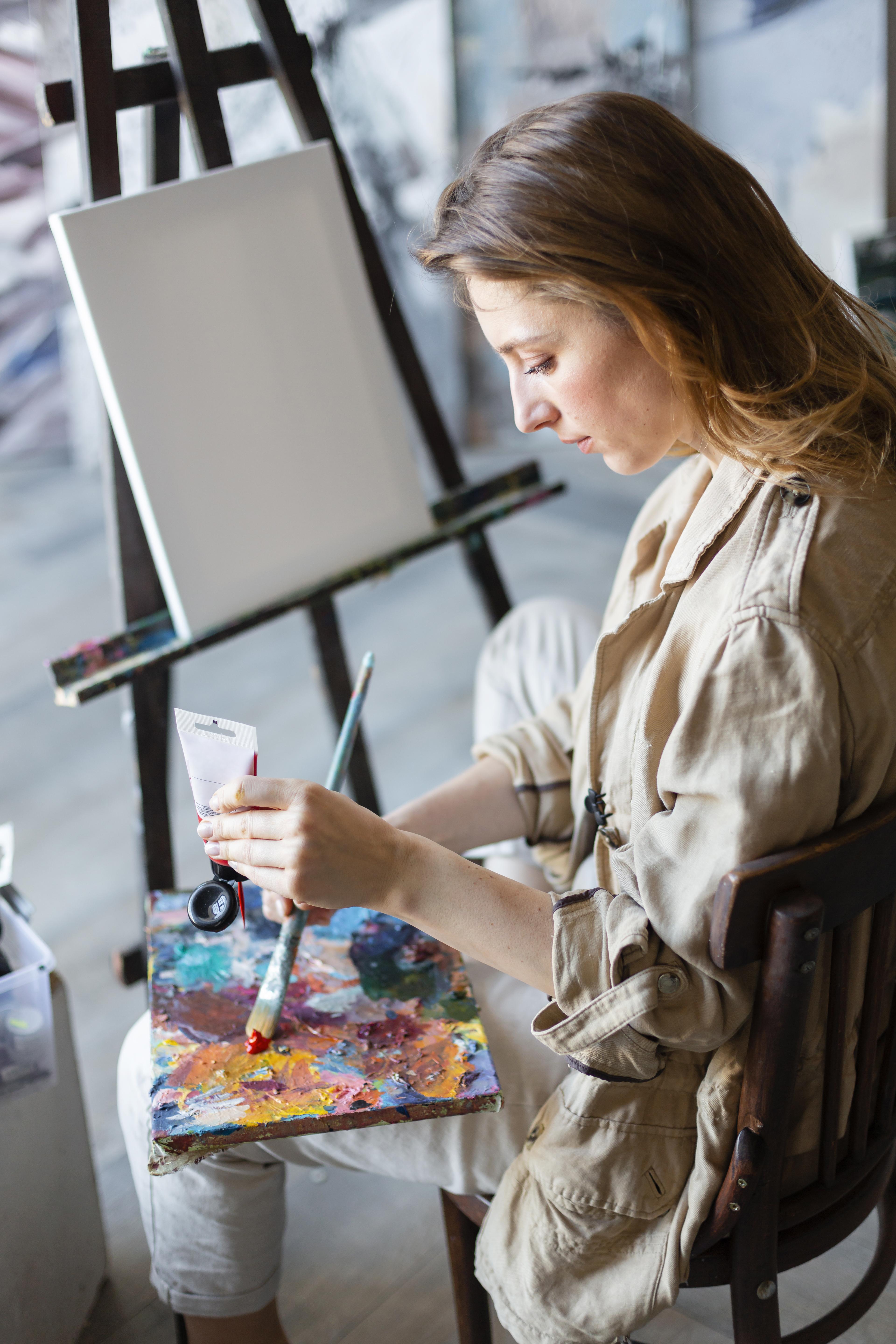 medium-shot-woman-painting medium-shot-woman-painting